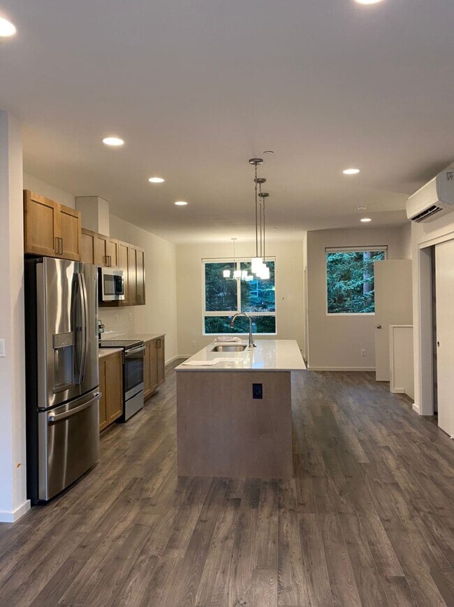 Building Photo - 13706 Manor Way