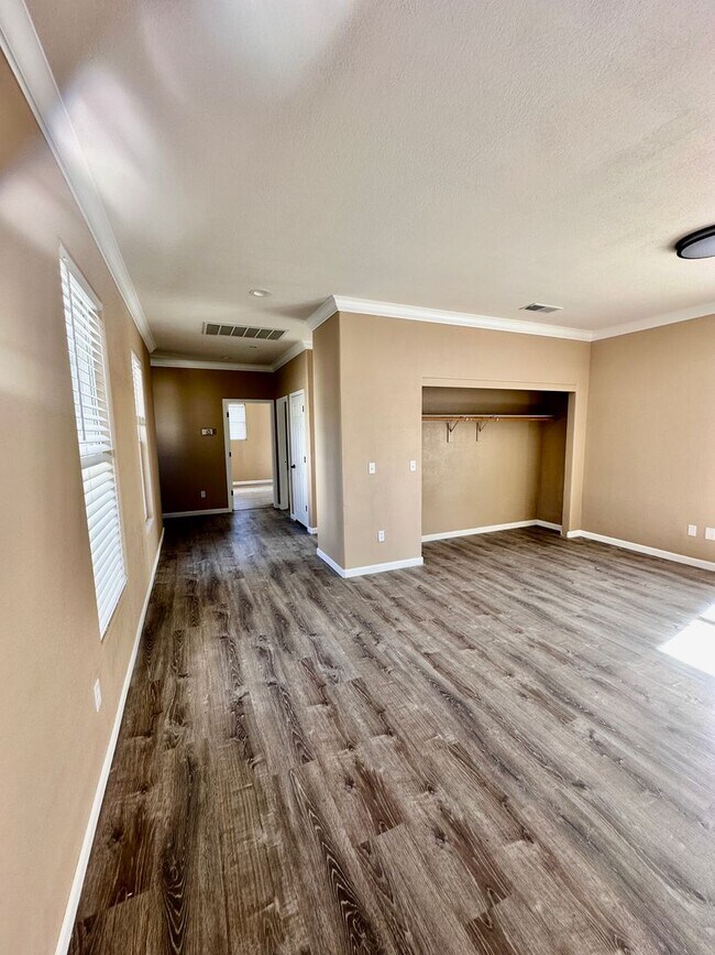 Foto del edificio - 4 bed/ 4.5 bath in Santa Rosa