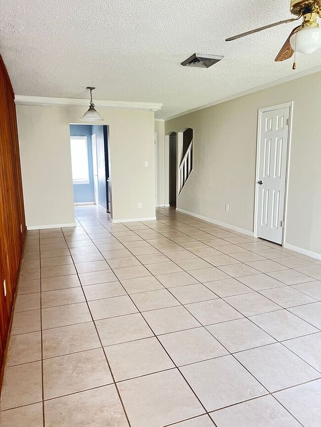 Foto del edificio - 2 bedroom Townhome off Pensacola Available...