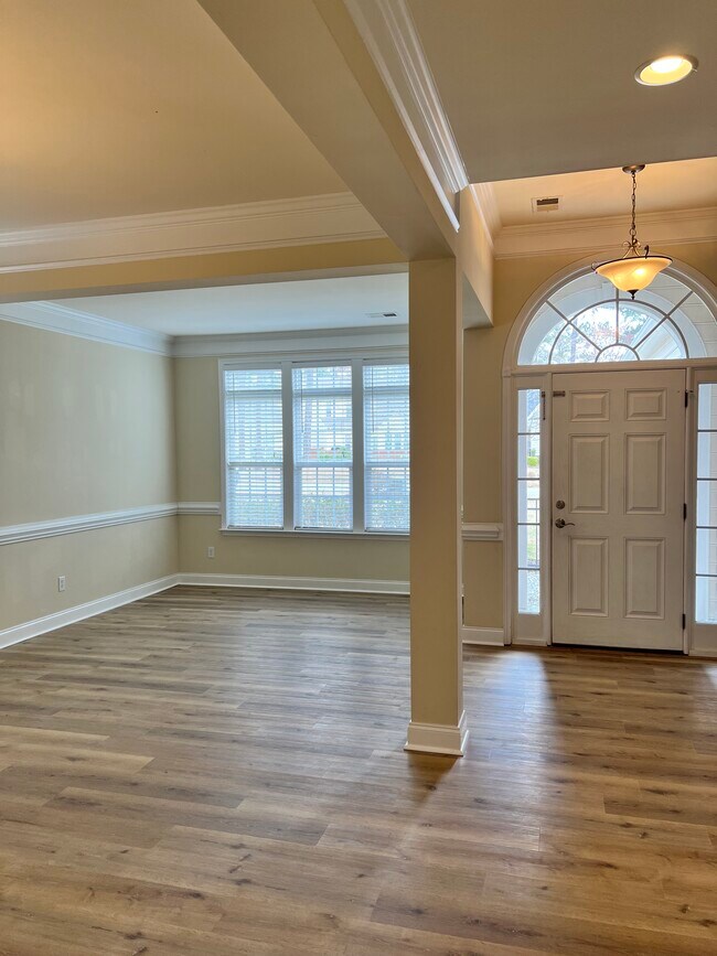 Vestíbulo y sala de estar - 159 New Haven Ct