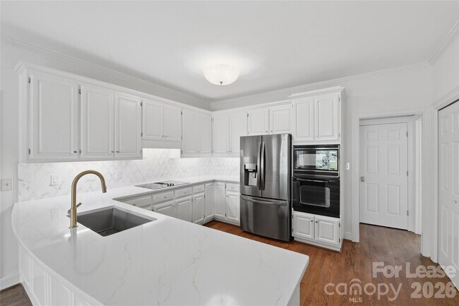 Foto del edificio - 5906 Sharon Hills Rd