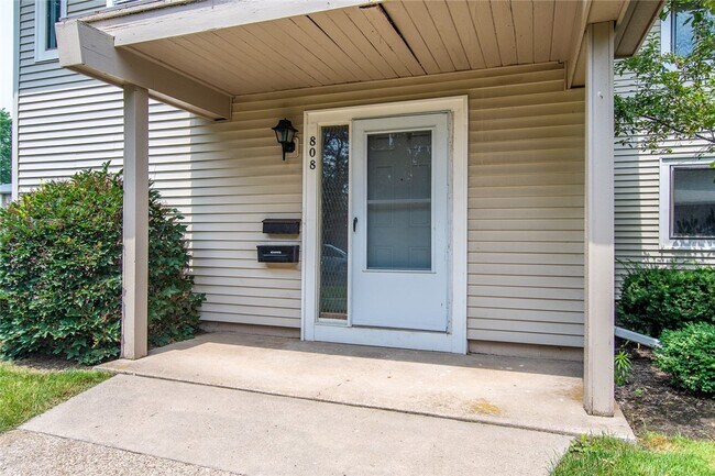 Foto del edificio - 808 Eastbrooke Ln