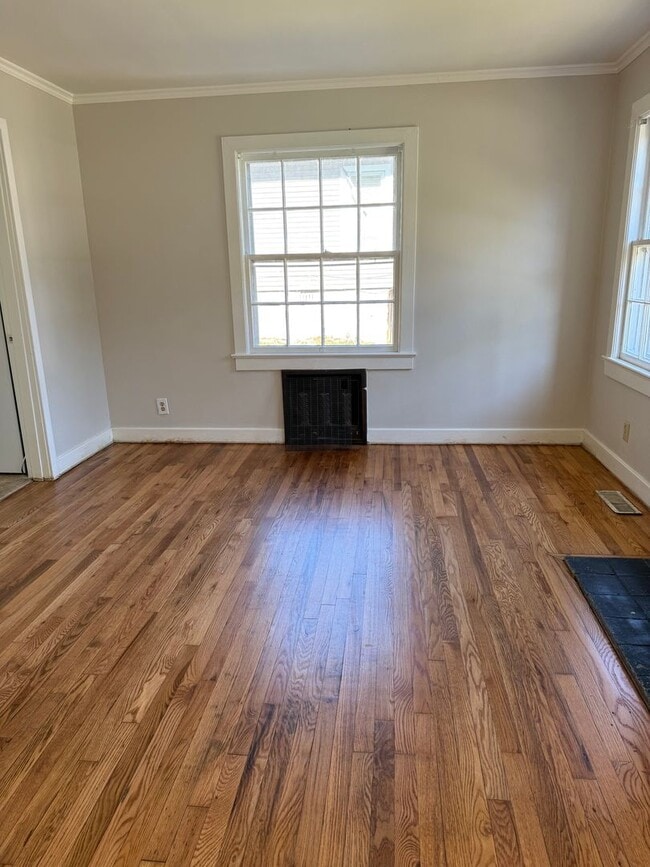 Building Photo - Charming 2 Bedroom Rental with Fresh Updates