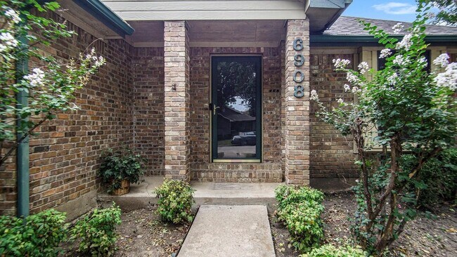 Foto del edificio - 6908 Bentley Ave