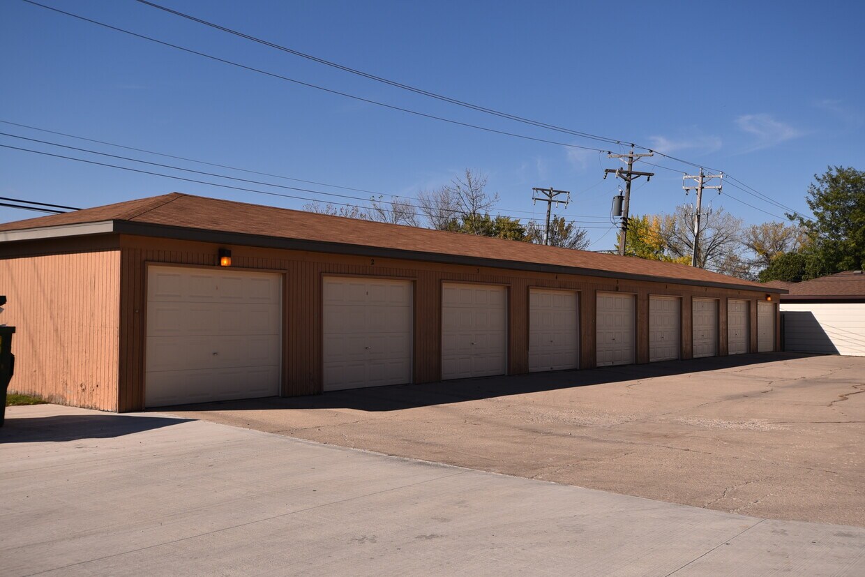 Building Photo - Country Club Apartments