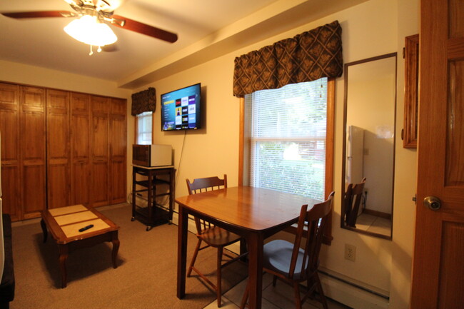 Dining area with microwave - 189 Lee Dr