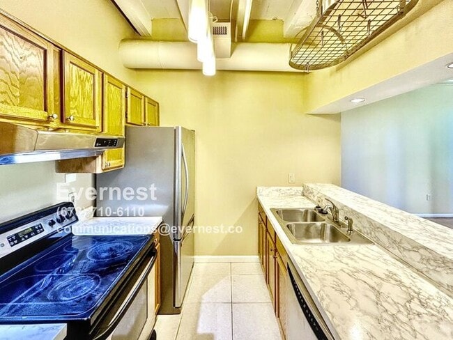 Building Photo - Cozy 1-Bedroom Condo with Convenient Acces...