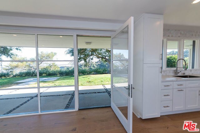 Foto principal - 7260 Pacific View Dr
