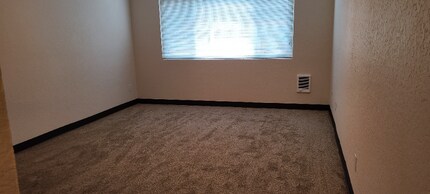 Building Photo - 1625 Kent Des Moines Rd