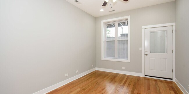 Building Photo - Updated, 1bd/1bth Ukrainian Village Prime spot, Avail 8/1