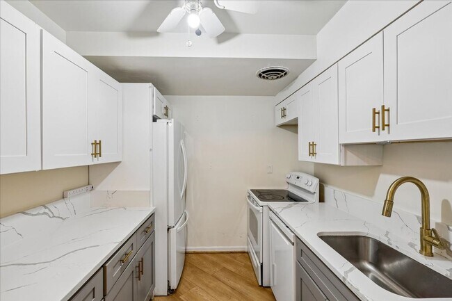 Foto del edificio - Bright & Stylish 2BR/1BA Condo in Sought-After Sumner Court in Bethesda