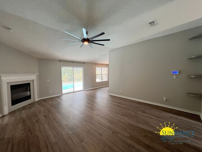 Building Photo - Beautiful 4 Bedroom Home with enclosed poo...