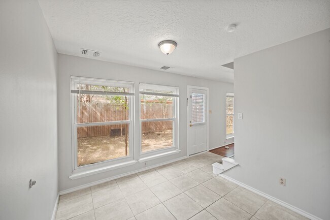 Foto del edificio - 10814 Sugar Hill Dr