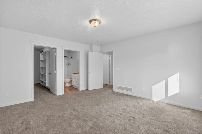 Building Photo - Impressive 5 bed/3 bath twin home in Chubbuck with just under 3000 square feet.