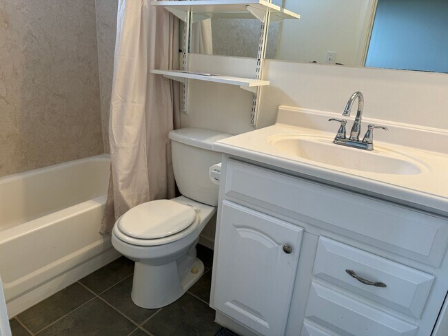 Foto del edificio - Studio with Full Bath, 1 assigned parking and W/D in unit located in Pearl City