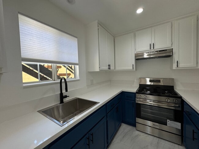 Building Photo - 1570 N Verdugo Rd