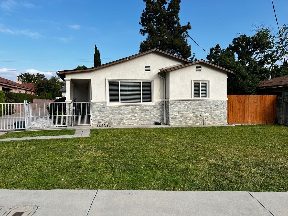 Primary Photo - Beautiful 3 Bed 2 Bath House for Rent in W...
