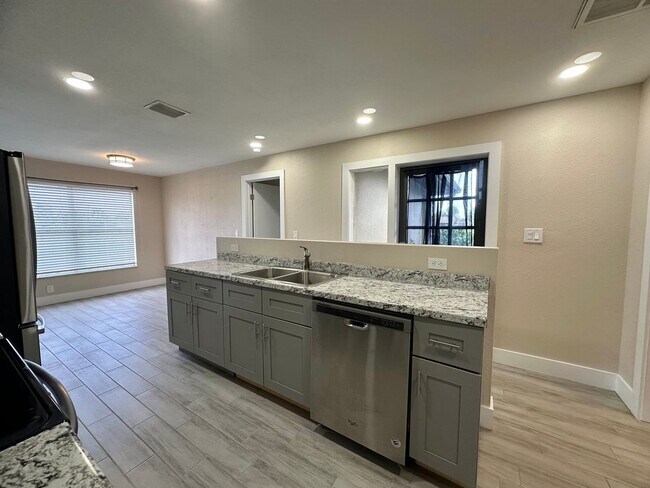Foto del edificio - Great Location! 2 Bed 2 Bath Duplex Available Now