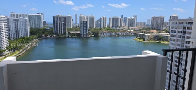 Foto del edificio - 2750 NE 183rd St
