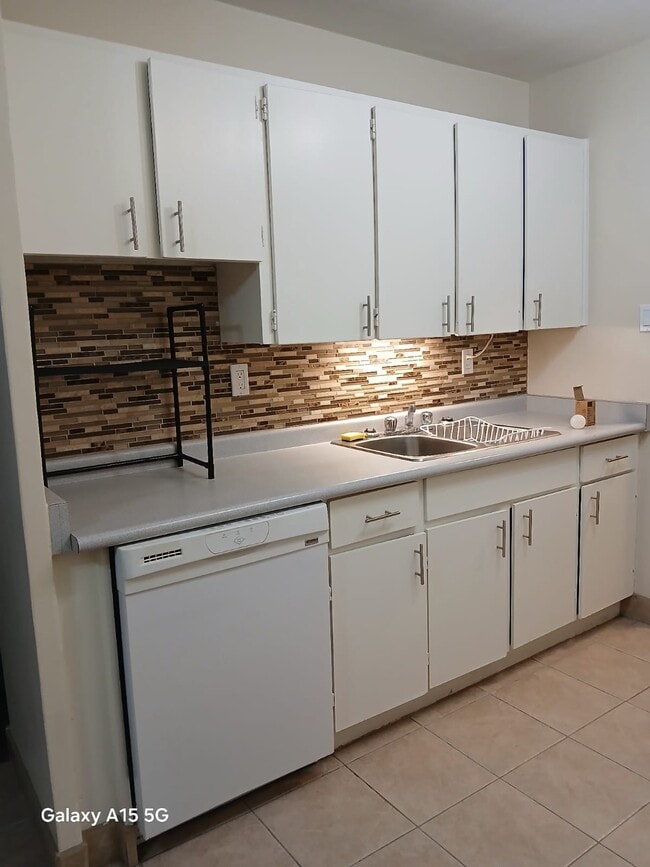 Kitchen - 685 Wonderland Rd S