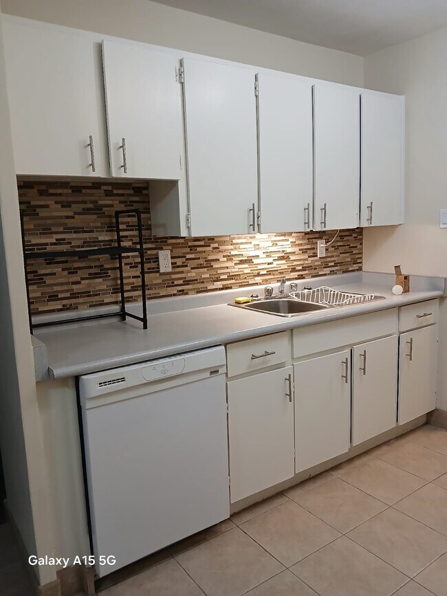 Cuisine - 685 Wonderland Rd S