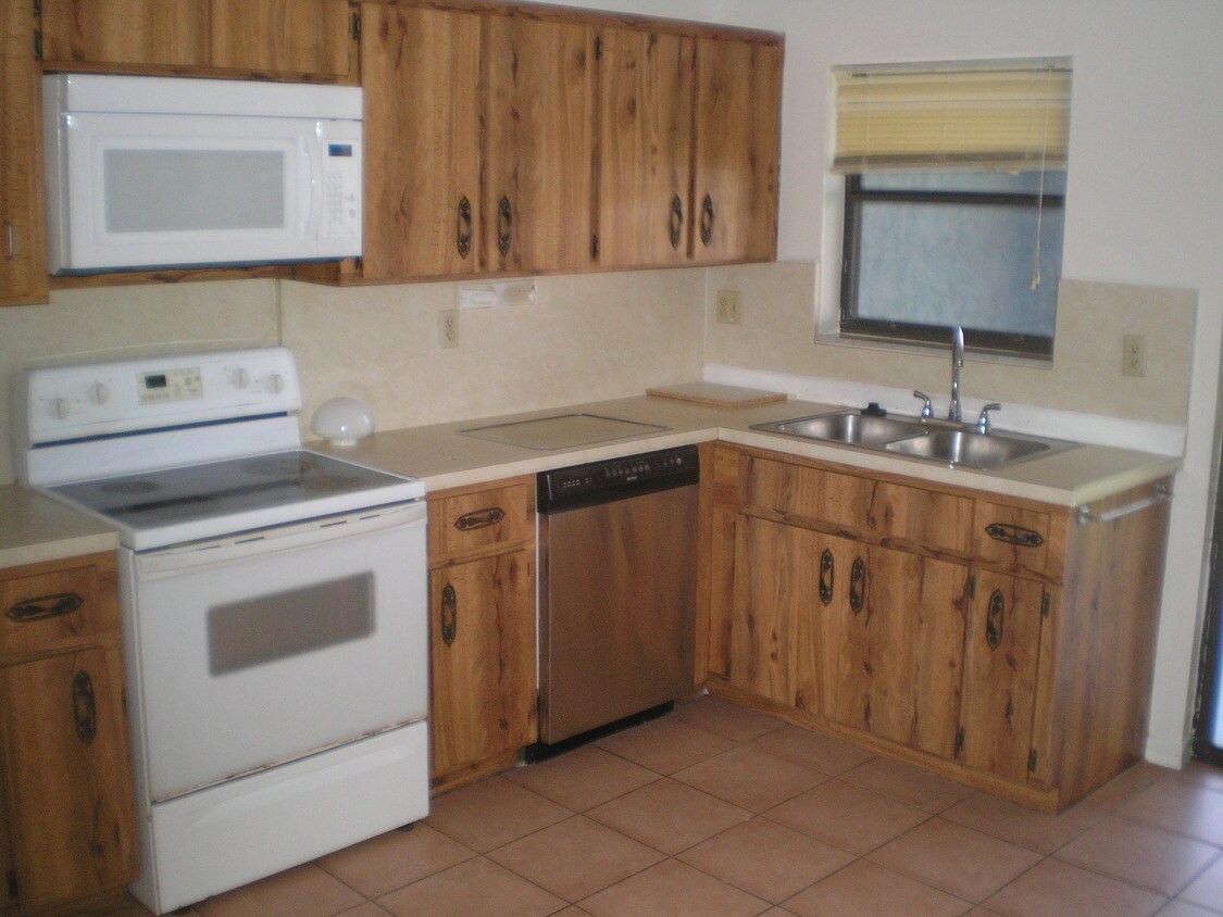 Primary Photo - 9179 E Highland Pines Dr