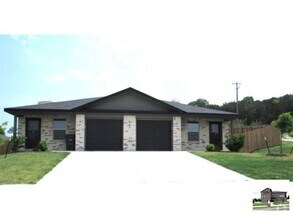 Building Photo - 102 Lost Trl