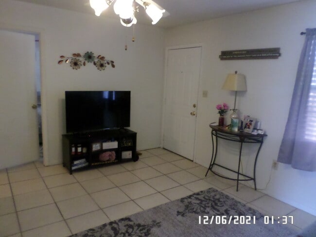 Building Photo - 785 N Lake Howard Dr