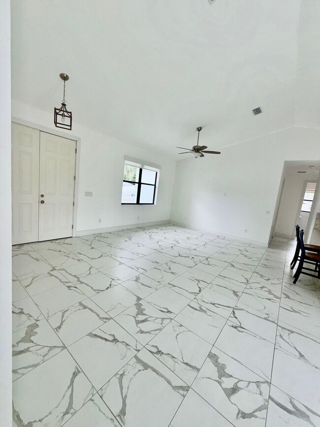 Foto del edificio - 4128 Barbarossa Ave