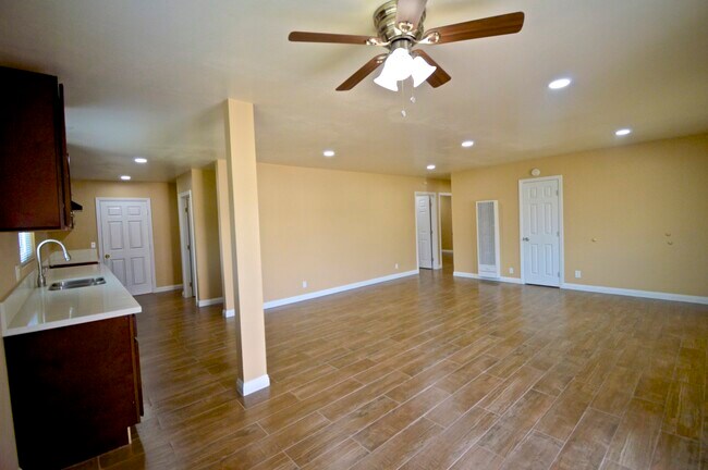 Foto del edificio - 18792 E Spring St