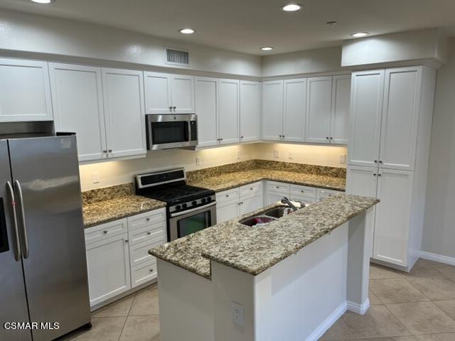 Building Photo - 1555 Silver Shadow Dr