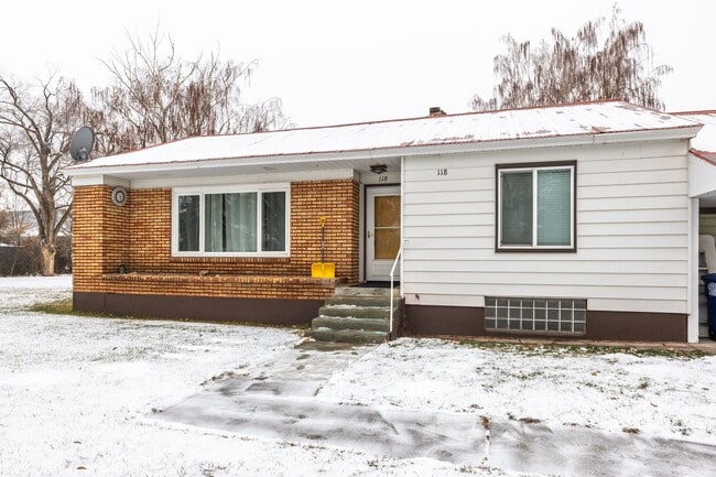 Building Photo - Your Fully Furnished 3 Bed 2 Bath Home Awaits Immediate Move-In!