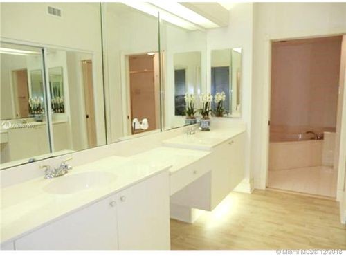 Foto del edificio - 10730 NW 66th St