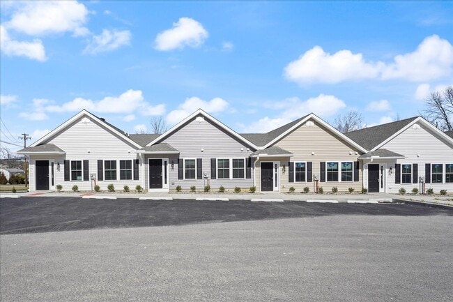 Building Photo - 552 Creek Rd