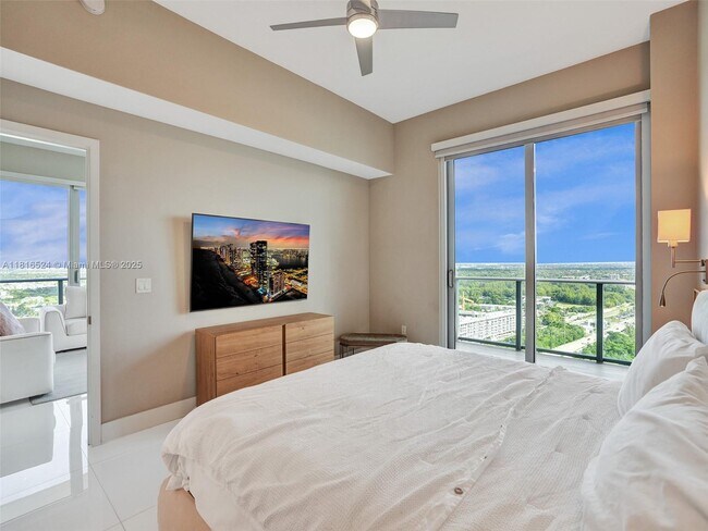 Building Photo - 16385 Biscayne Blvd