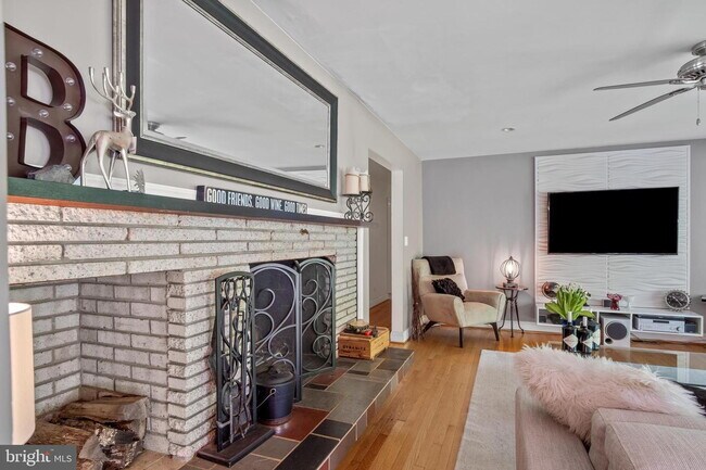Foto del edificio - Spacious Single-Family Home with Flexible Living Spaces