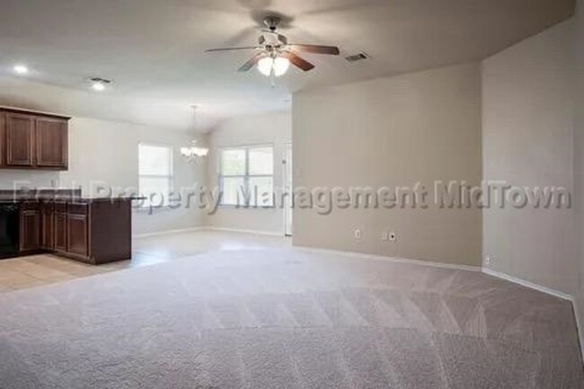 Building Photo - Charming Newer Home Master-planned communi...