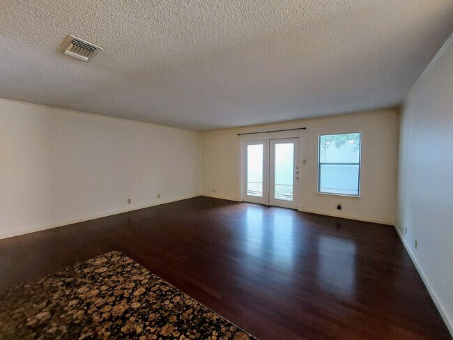 Building Photo - Hunters Chase Charming 3 Bedroom Single St...