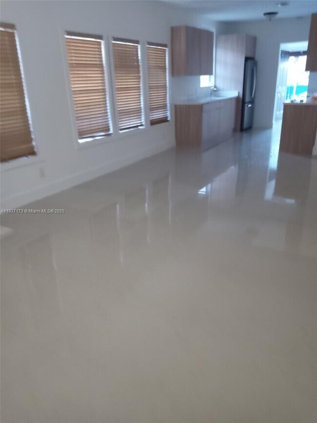 Foto del edificio - 249 E 3rd St