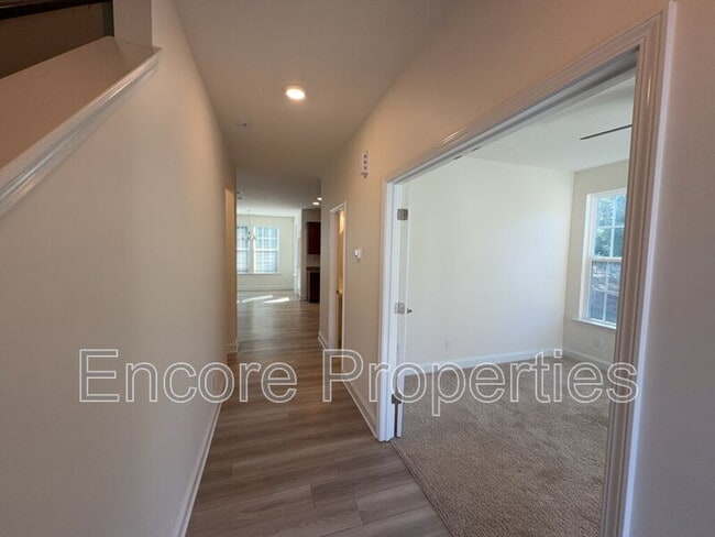 Building Photo - 241 Mill Bend Dr