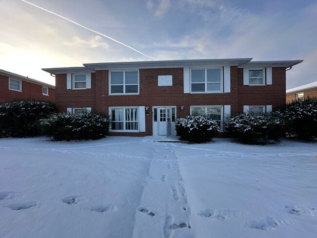 Updated 2 bed 1 bath apartment in the heart of Speedway - Updated 2 bed 1 bath apartment in the heart of Speedway