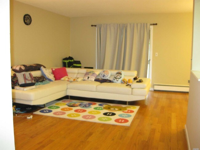Foto del edificio - 206-16 Emily Rd