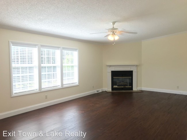 Building Photo - 4 br, 2.5 bath House - 950 Golf Dr.