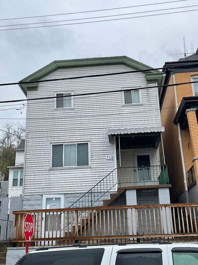 Building Photo - 4 Bedroom 2 Bath in Mckees Rocks!