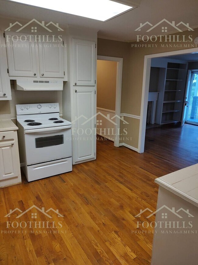 Foto del edificio - 3-Bed Ranch with Spacious Yard and Modern ...