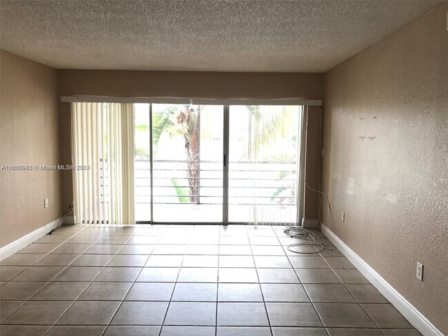 Foto del edificio - 4255 N University Dr