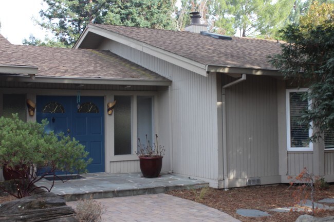 Building Photo - 822 Mesa Ct