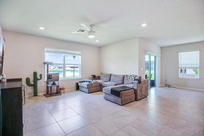 Foto del edificio - 910 Golden Shiner Ave