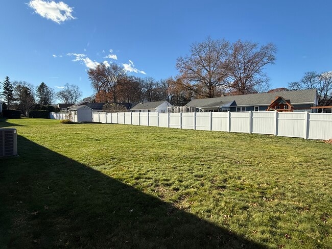 Building Photo - 60 Red Coach Dr