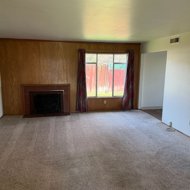 Photo - Home for Rent - 3 bedroom/2 bath Unit